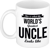 This is what the worlds greatest uncle looks like cadeau koffiemok / theebeker 300 ml - verjaardag / bedankje - tekst mokken
