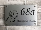 Naambordje voordeur met een Labrador