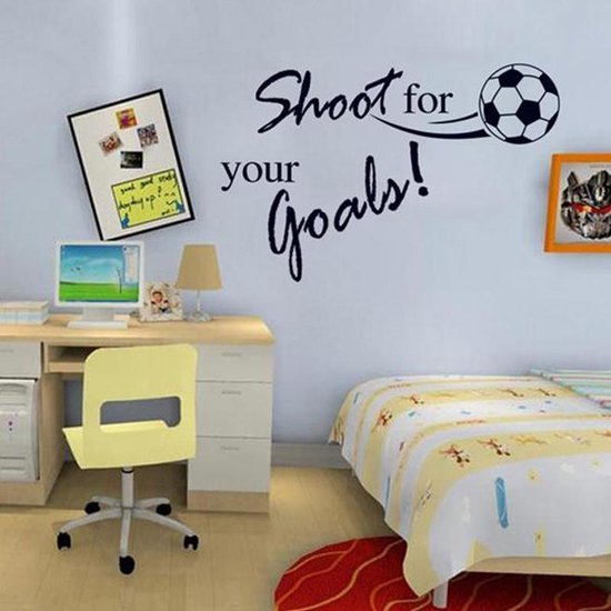 Muursticker met de tekst "Shoot for your goals!" en een voetbal, boven een bed.