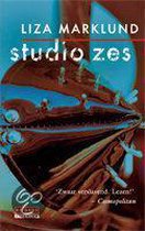 Boek 'Studio zes' van Liza Marklund. Abstracte cover met bruine en blauwe tinten.