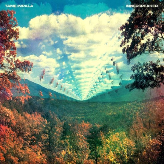 Pochette d'album : Tame Impala Innerspeaker avec paysage de montagne psychédélique, forêts et nuages.