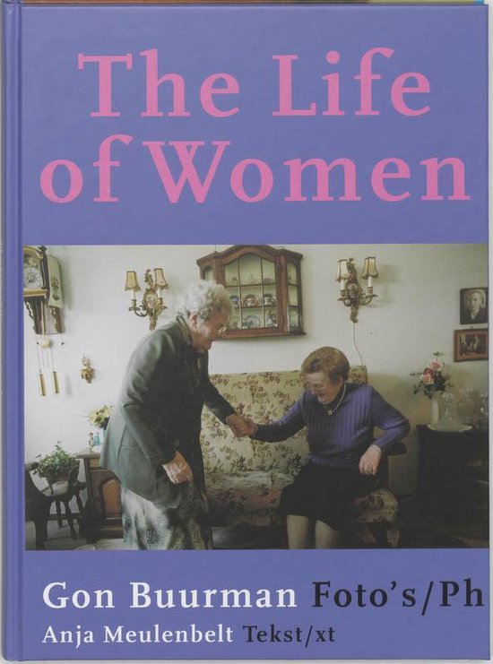 Boek 'The Life of Women' met twee oudere vrouwen die elkaar vasthouden in een woonkamer. Foto's: Gon Buurman.