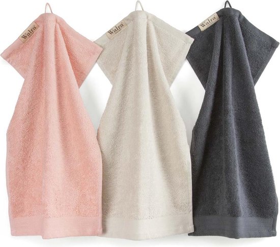 Drie Walra gastendoekjes in roze, crème en antraciet, opgehangen aan lussen.
