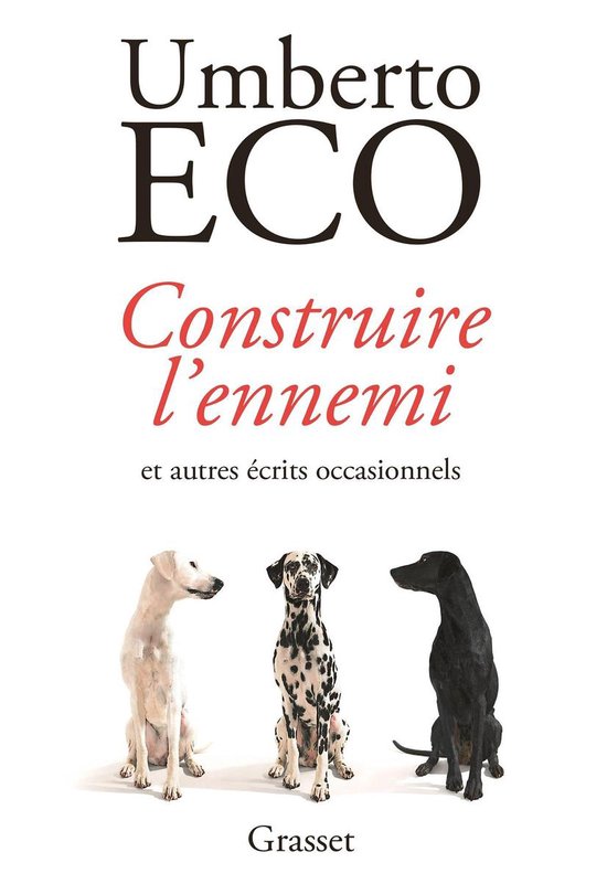 Boekomslag van Umberto Eco met de titel 'Construire l'ennemi' en drie honden: wit, dalmatiër en zwart.