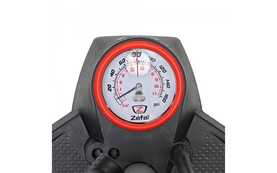 Fietspomp met rode rand en wit/rood manometer met drukmeter in bar en psi.