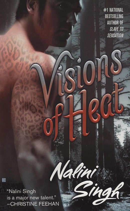 Boek 'Visions of Heat' van Nalini Singh met man met jaguarvlekken op arm en rug, bossage in de achtergrond.