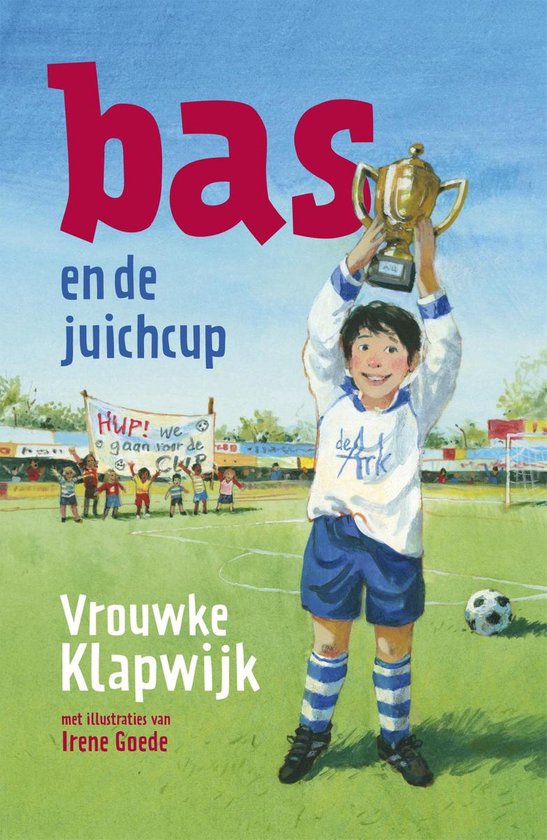 Illustratie van een jongen in voetbaltenue met een beker. Titel 'Bas en de juichcup' door Vrouwke Klapwijk.
