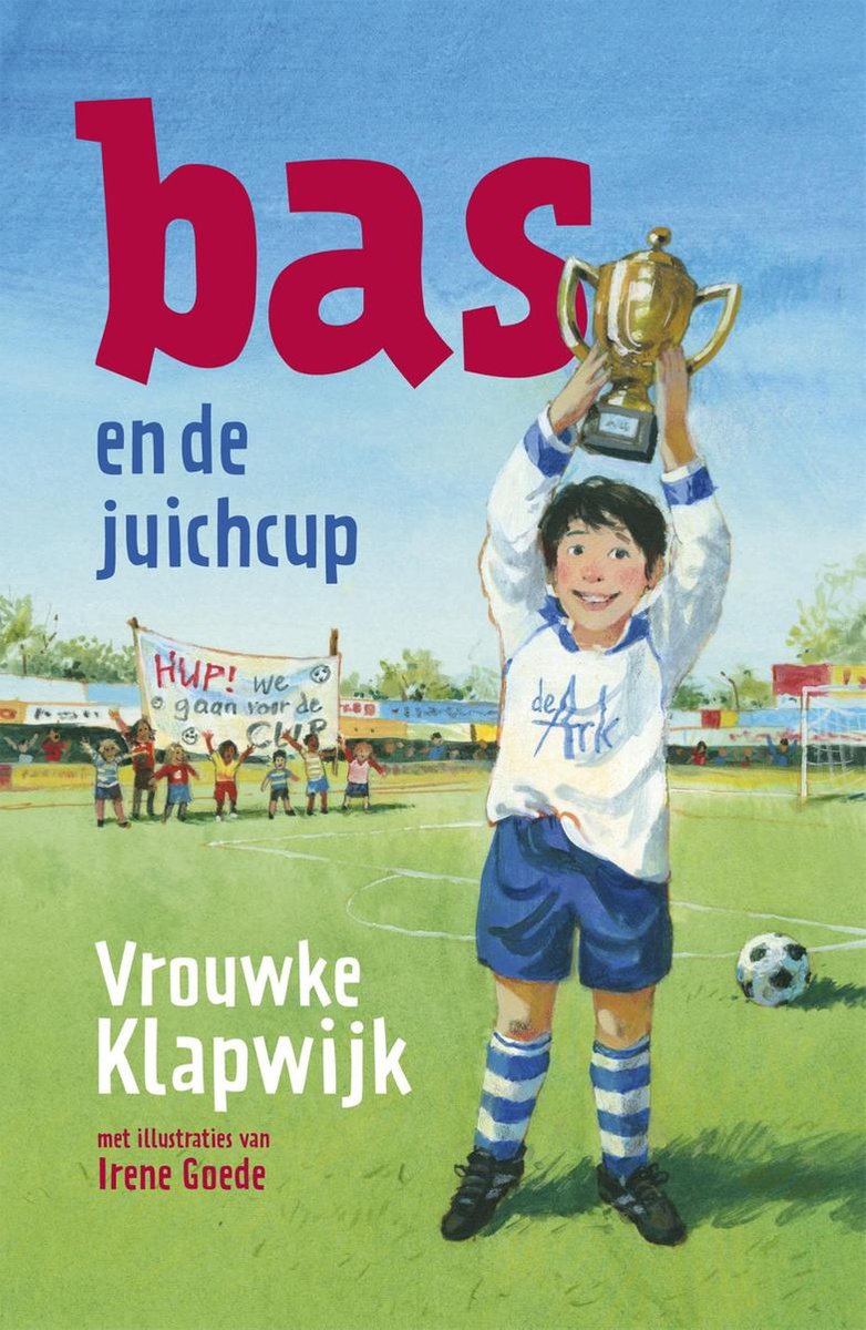 Illustratie van een jongen in voetbaltenue met een beker. Titel 'Bas en de juichcup' door Vrouwke Klapwijk.