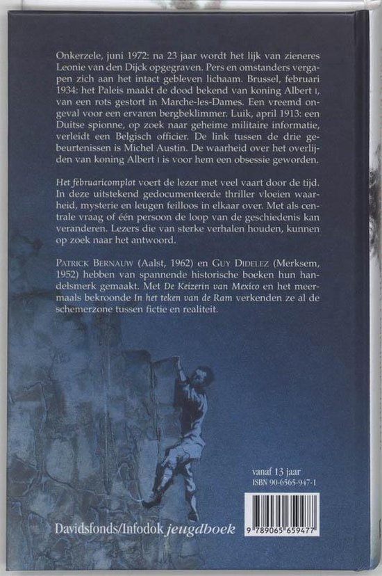 Achterkant van een boek. Tekst beschrijft een historische thriller over spionage. Een illustratie van een klimmer op de achtergrond.