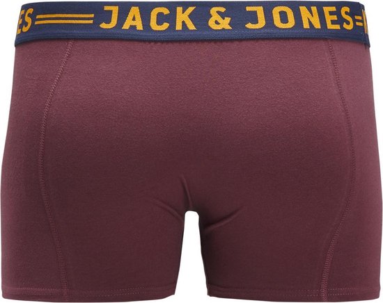Achterkant van een bordeauxrode boxer met donkerblauwe elastische band met oranje tekst: JACK & JONES.