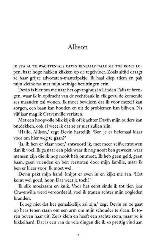 Allison. Een blonde vrouw met lang, golvend haar kijkt op, met een lichte glimlach.