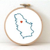 Serbia borduurpakket  - geprint telpatroon om een kaart van Servië te borduren met een hart voor Belgrado  - geschikt voor een beginner