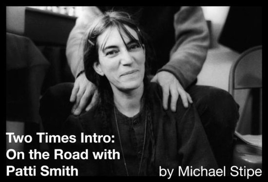 Zwart-witfoto van Patti Smith met handen op haar schouders, titel "Two Times Intro: On the Road with Patti Smith".