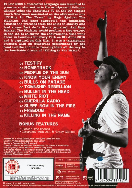Muziek-dvd "Live At Finsbury Park" van Rage Against The Machine met frontman Zack de la Rocha die op het podium staat in een pet en met vinger omhoog.
