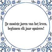 Tegeltje met Spreuk (Tegeltjeswijsheid): De mooiste jaren van het leven, beginnen elk jaar opnieuw! + Kado verpakking & Plakhanger