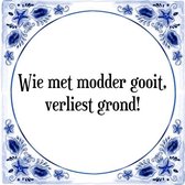 Tegeltje met Spreuk (Tegeltjeswijsheid): Wie met modder gooit, verliest grond! + Kado verpakking & Plakhanger