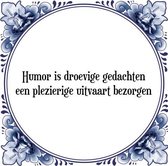 Tegeltje met Spreuk (Tegeltjeswijsheid): Humor is droevige gedachten een plezierige uitvaart bezorgen + Kado verpakking & Plakhanger