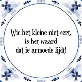 Tegeltje met Spreuk (Tegeltjeswijsheid): Wie het kleine niet eert, is het waard dat ie armoede lijdt! + Kado verpakking & Plakhanger