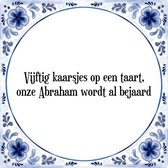 Tegeltje met Spreuk (Tegeltjeswijsheid): Vijftig kaarsjes op een taart, onze Abraham wordt al bejaard + Kado verpakking & Plakhanger