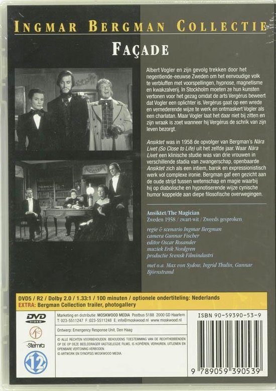 DVD hoes 'Façade' uit de Ingmar Bergman Collectie. Bevat een groep mensen in klederdracht, staand en zittend. Achtergrond met boekenkast.
