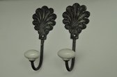 2 gietijzeren haken met porseleinen knop
