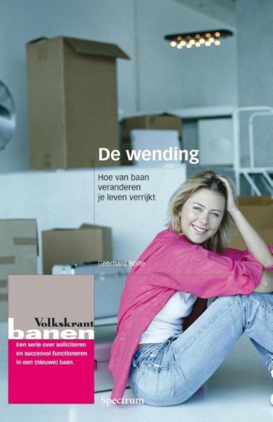 Vrouw met blond haar in spijkerbroek en roze vest, lachend.