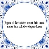 Tegeltje met Spreuk (Tegeltjeswijsheid): Regen uit het oosten duurt drie uren, maar kan ook drie dagen duren + Kado verpakking & Plakhanger