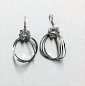 Fashionidea - Mooie lange zilverkleurige oorbellen met aparte ringen en glimmende strass steentjes