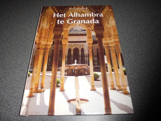 Boek 'Het Alhambra te Granada' met een beeld van de binnenplaats van het Alhambra met zuilengalerijen en een fontein.