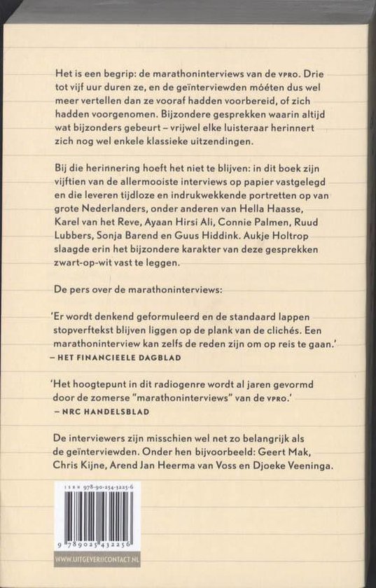 Boekomslag met tekst over marathoninterviews, met auteursnamen en recensies. Zwart-witte tekst op een beige achtergrond.