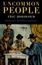 Boekomslag met de titel 'Uncommon People' door Eric Hobsbawm. Een schilderij toont vier mannen aan een tafel met kaarten.