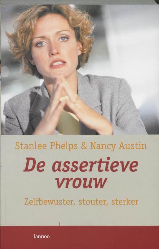 Vrouw in grijs grijs jasje met handen gevouwen, met de titel De assertieve vrouw.