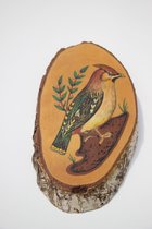Handgeschilderd berkenboom schijf met vogel  uit 1980