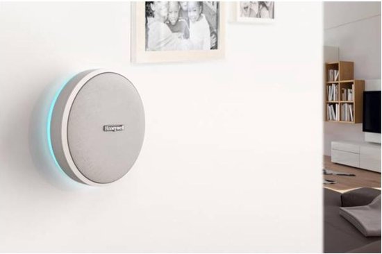 Witte Honeywell deurbel met blauwe led-ring aan de muur.