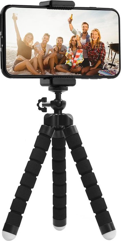 Een flexibel mini-statief met een smartphone waarop een groep vrienden op het strand te zien is.