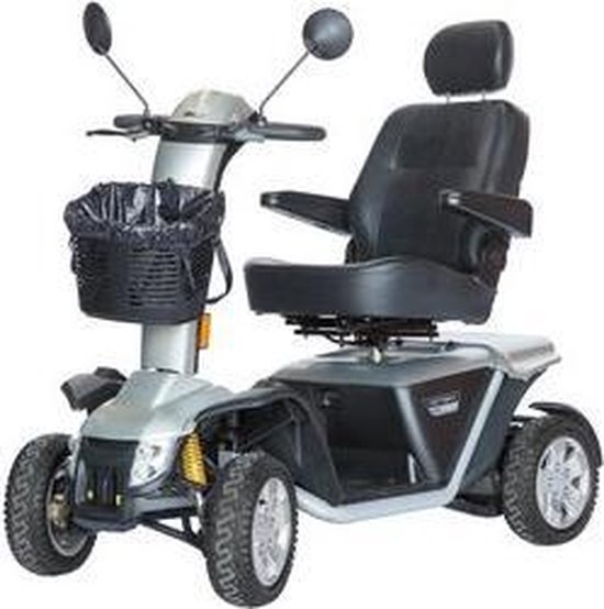 Zilveren scootmobiel met zwarte zitting, armleuningen en mand met zw...