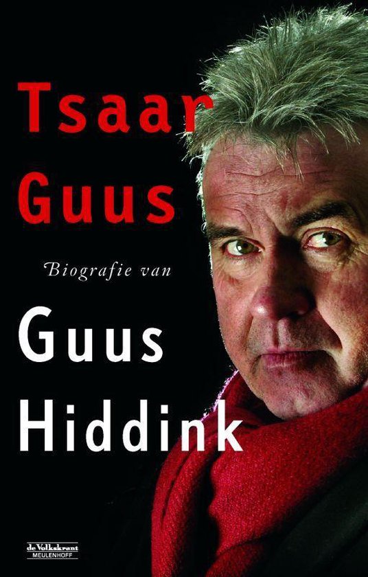 Boekomslag 'Tsaar Guus - Biografie van Guus Hiddink'. Close-up van Guus Hiddink met rode sjaal.