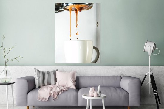 Le café coule de la cafetière dans la tasse de café Poster 120x160 cm - Tirage photo sur Poster (décoration murale salon / chambre) XXL / Groot format!