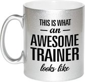 This is what an awesome trainer looks like tekst cadeau mok / beker - zilver - 330 ml - Trainer / coach kado