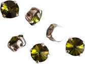 Sew - On opnaai studs ( 4 gaatjes ) gezet met Swarovski kristallen ( Sew On ) , zilverkleurig , 8 mm per 24 stuks in de kleur Olivine .
