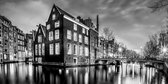 JJ-Art (Canvas) | Amsterdam, grachten, brug en historische panden in zwart wit Fine Art - woonkamer | Nederland, stad, avond, boot | Foto-Schilderij print op Canvas (canvas wanddec