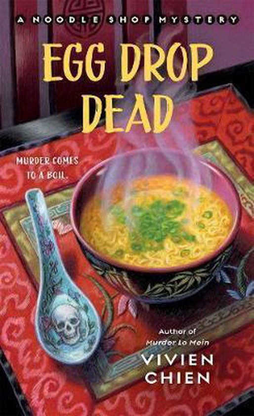 Boekomslag van Egg Drop Dead, een noodle shop mysterie. Een kom dampende noedelsoep met lente-ui, met een lepel met doodshoofd ernaast.