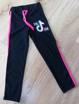 Meisjes setje, neon roze longsleeve en zwarte legging met tik tok logo, maat 4 jaar