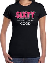 Sixty and still looking good / 60 jaar cadeau t-shirt / shirt - zwart met witte en roze letters - voor dames -  Verjaardag cadeau 2XL