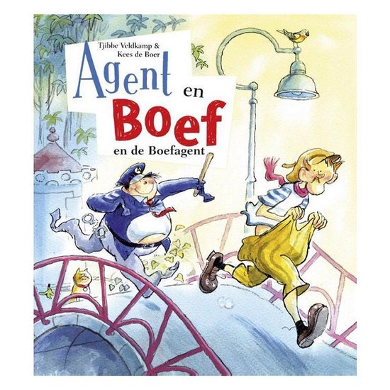 Een politieagent met een bol buikje achtervolgt een jongen in een gele broek op een brug, met een kat en vogel in de buurt.