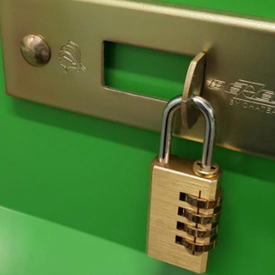 Gouden cijferslot met 4 cijfers op een groene achtergrond.