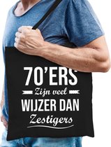 70ers zijn veel wijzer dan zestigers cadeau tas zwart voor heren cadeau / verjaardag katoenen tas zwart voor heren - 70 jaar - kado tas / tasje / shopper