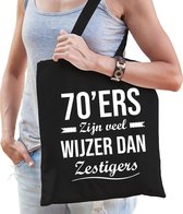 70ers zijn veel wijzer dan zestigers cadeau tas zwart voor dames cadeau / verjaardag katoenen tas zwart voor dames - 70 jaar - kado tas / tasje / shopper