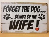 Forget the Dog Beware Of the Wife Reclamebord van metaal METALEN-WANDBORD - MUURPLAAT - VINTAGE - RETRO - HORECA- BORD-WANDDECORATIE -TEKSTBORD - DECORATIEBORD - RECLAMEPLAAT - WAN