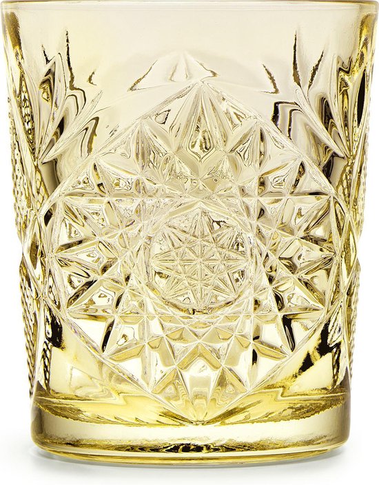 Geel drinkglas van 10,6 cm hoog met gedetailleerde, ster-achtige reliëfpatronen.